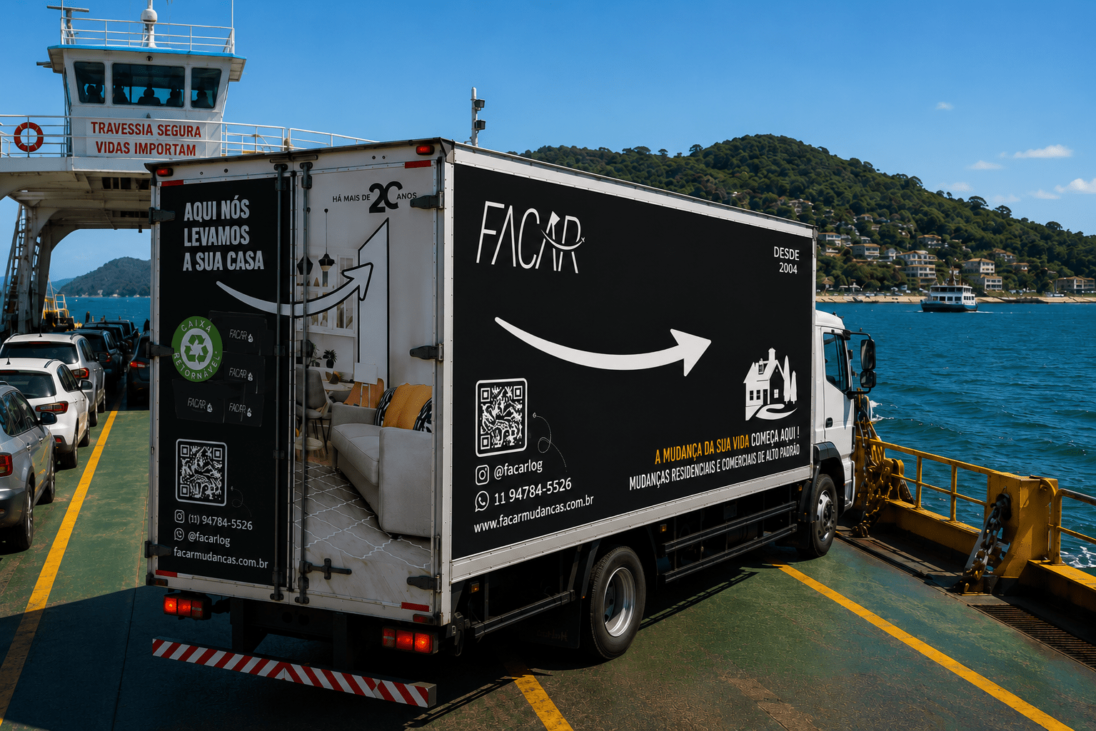 Caminhão da FACAR em mudança para praia com logística especializada